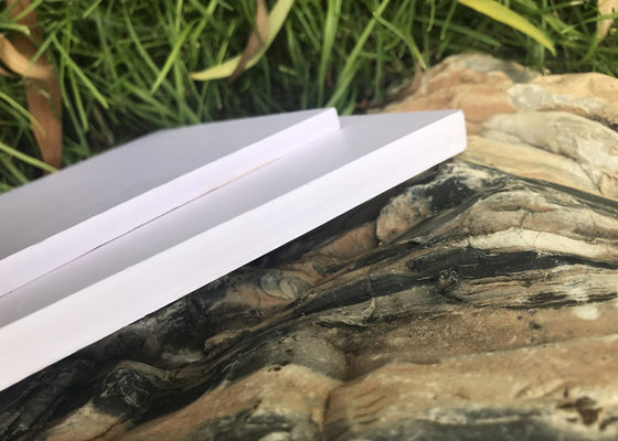 ผนังด้านนอกที่แข็งแรงทนทาน Sintra PVC Foam Board การพิมพ์ดิจิตอล 0.3g / Cm3 ความหนาแน่น